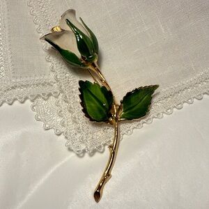 Chic Floral Brooch in Green and Gold